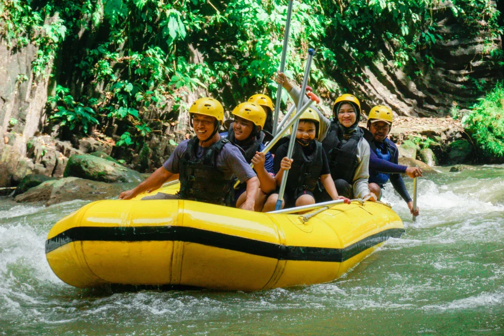 Ciptakan Momen Kebersamaan dengan Pelanggan di Medion Wisata 2025 2 Bali Keseruan saat kegiatan rafting