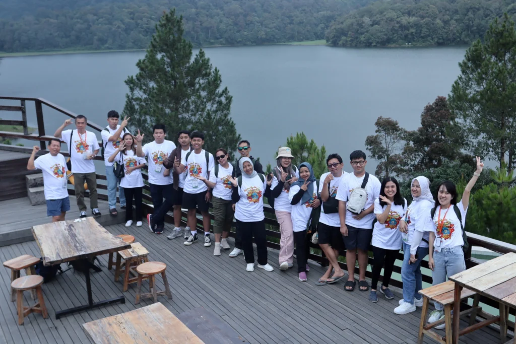 Ciptakan Momen Kebersamaan dengan Pelanggan di Medion Wisata 2025 8 Bandung Foto bersama peserta Medion Wisata 2025