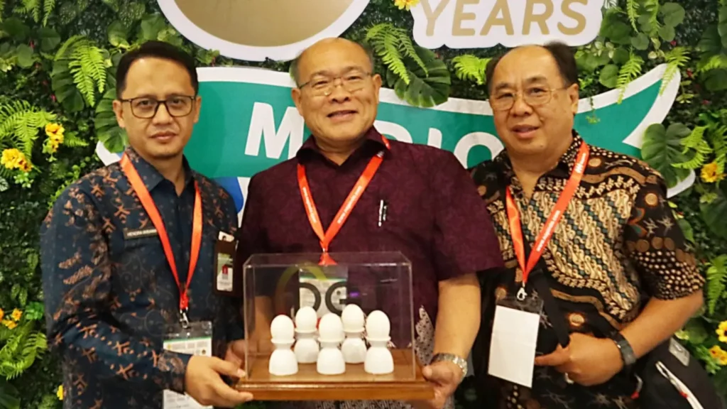 Rayakan Usia Emas, Medion Raih Penghargaan Stan Terbaik di Indo Livestock 2026 Expo & Forum 7 foto bersama direktur kesehatan hewan