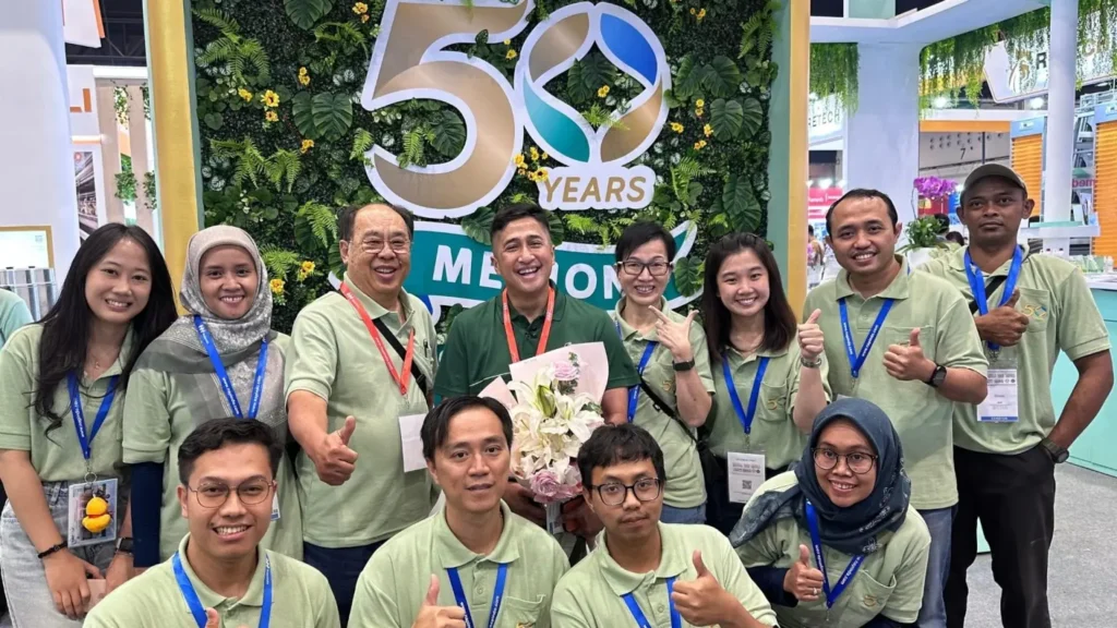 Rayakan Usia Emas, Medion Raih Penghargaan Stan Terbaik di Indo Livestock 2026 Expo & Forum 8 foto bersama irfan hakim