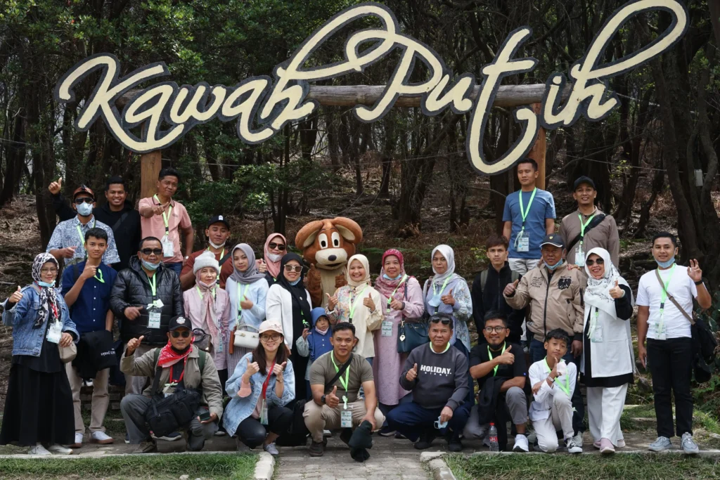 Foto bersama peserta leisure Kawah Putih 1 11zon