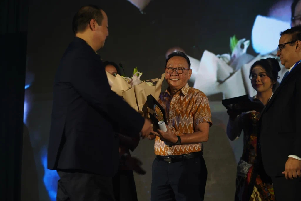 Pemberian penghargaan kepada pelanggan China 3 11zon