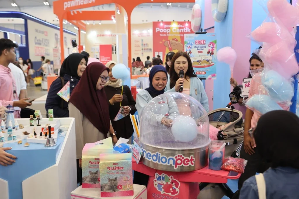 Medionpet Hadir Perdana di IIPE 2026, Hadirkan Pengalaman Seru untuk Pet Lovers 2 Pembuatan cotton candy di booth medionpet