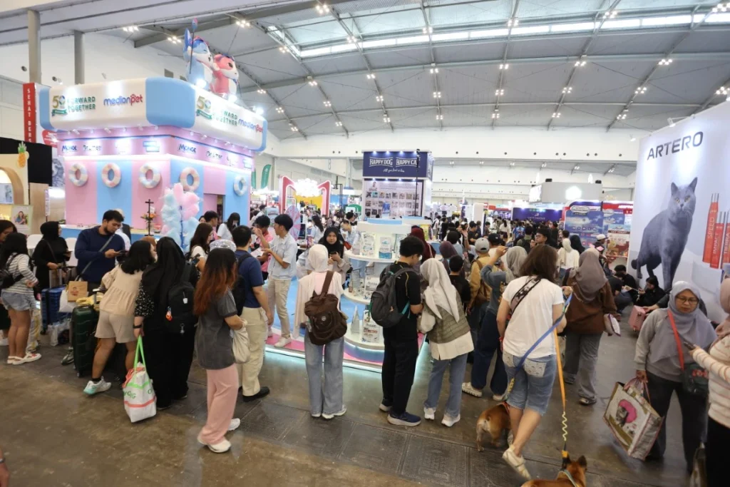 Medionpet Hadir Perdana di IIPE 2026, Hadirkan Pengalaman Seru untuk Pet Lovers 5 Keramaian di booth medionpet Medium
